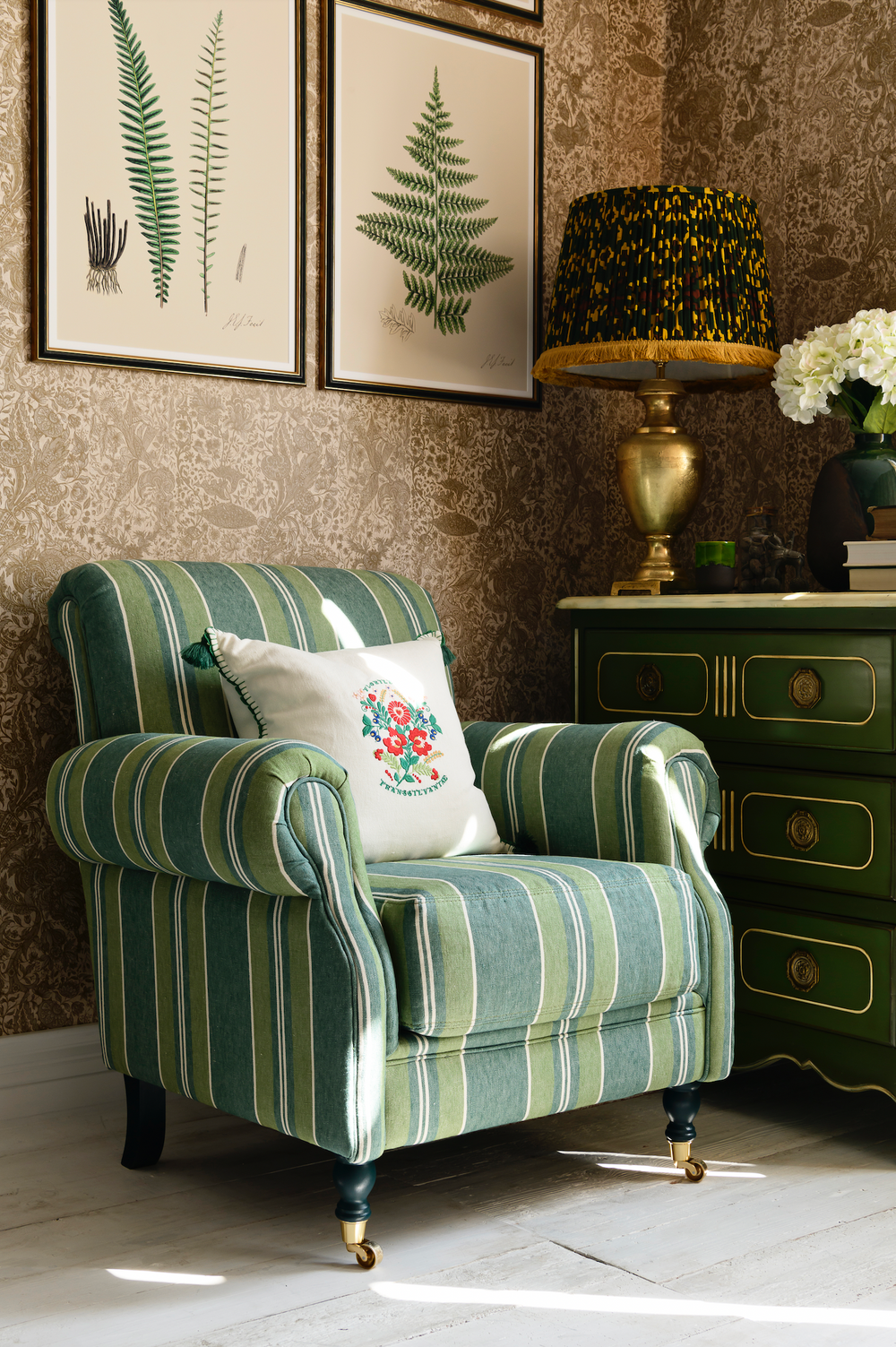 Kingston Armchair - Szepviz Stripe Heavy Linen